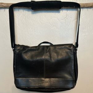 Kenneth Cole Reaction messenger bag leather slightly used in great condition